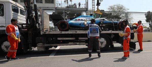 Williams Расселла эвакуируют с трассы Williams Расселла эвакуируют с трассы - Sputnik Беларусь