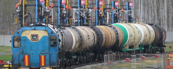 Поезд на железнодорожном терминале доставки бензина на нефтебазу - Sputnik Беларусь