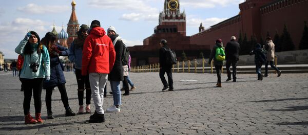 Прохожие на Красной площади в Москве Прохожие на Красной площади в Москве - Sputnik Беларусь