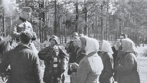 Полицай выспрашивает у крестьян сведения о партизанах в Минске, апрель 1943 года - Sputnik Беларусь
