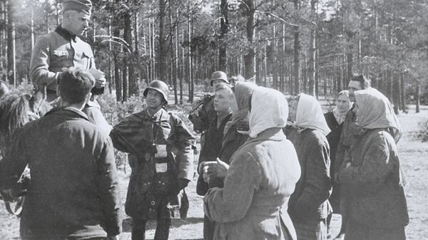Полицай выспрашивает у крестьян сведения о партизанах в Минске, апрель 1943 года - Sputnik Беларусь