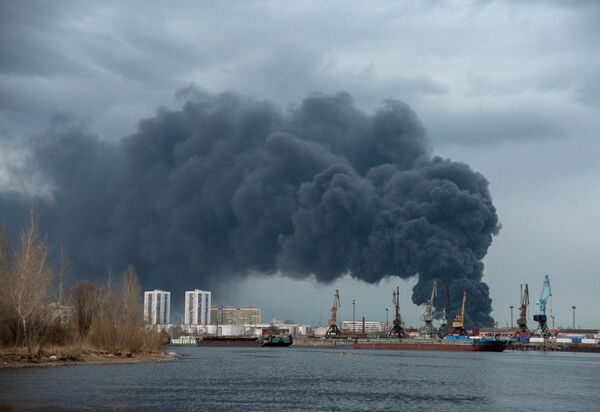 Крупный пожар вспыхнул на территории завода Красмаш в Красноярске - Sputnik Беларусь