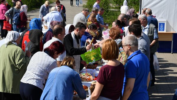Православные несут в храмы освящать пасхальную пищу - Sputnik Беларусь