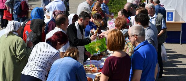 Православные несут в храмы освящать пасхальную пищу - Sputnik Беларусь