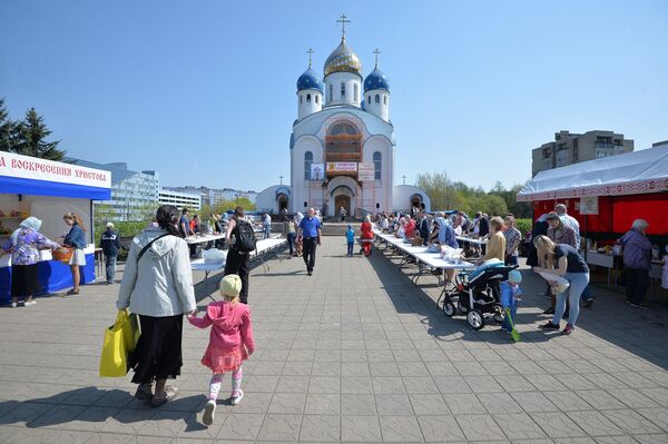 Фотофакт: православные несут в храмы освящать пасхальную пищу - Sputnik Беларусь