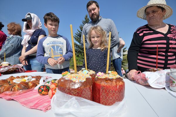 Фотофакт: православные несут в храмы освящать пасхальную пищу - Sputnik Беларусь