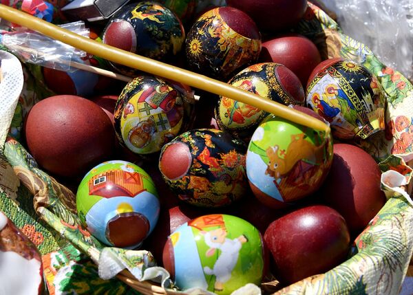 Фотофакт: православные несут в храмы освящать пасхальную пищу - Sputnik Беларусь