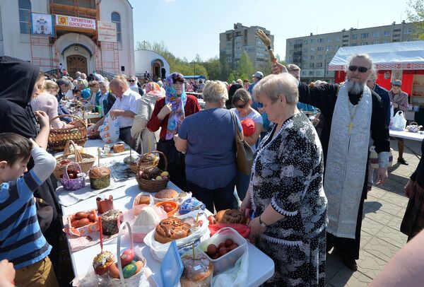 Фотофакт: православные несут в храмы освящать пасхальную пищу - Sputnik Беларусь