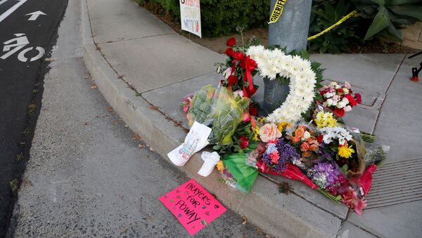 Американцы несут цветы к месту стрельбы в синагоге Калифорнии - Sputnik Беларусь