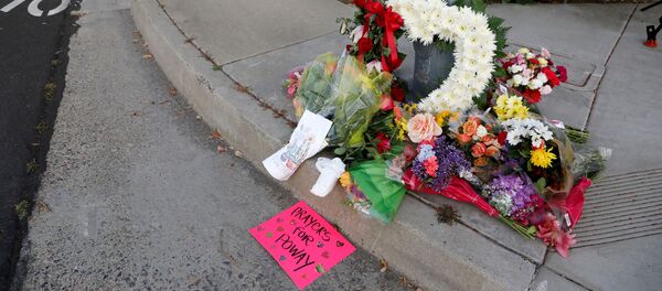 Американцы несут цветы к месту стрельбы в синагоге Калифорнии - Sputnik Беларусь