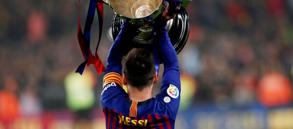 Лионель Месси с чемпионским кубком Лионель Месси с чемпионским кубком - Sputnik Беларусь