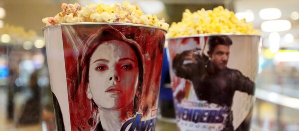 Стаканы с попкорном в кинотеатре Стаканы с попкорном в кинотеатре - Sputnik Беларусь