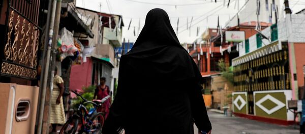 Женщина в хиджабе на улице в Коломбо (Шри-Ланка) - Sputnik Беларусь