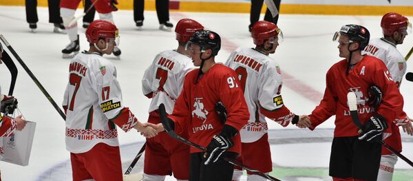 Хоккеисты сборных Беларуси и Литвы перед матчем - Sputnik Беларусь