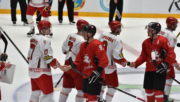 Хоккеисты сборных Беларуси и Литвы перед матчем - Sputnik Беларусь