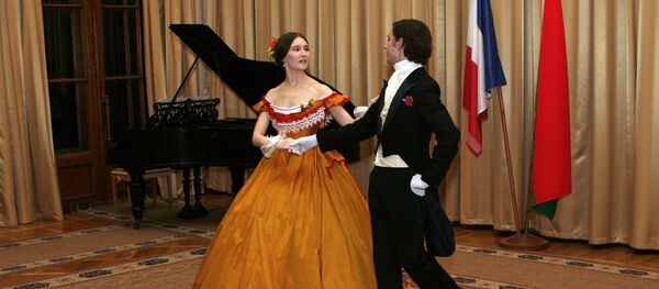 Маргарыта Шаўцова і Мікалай Іваноўскі выконваюць вальс на Тыдні франкафоніі - Sputnik Беларусь