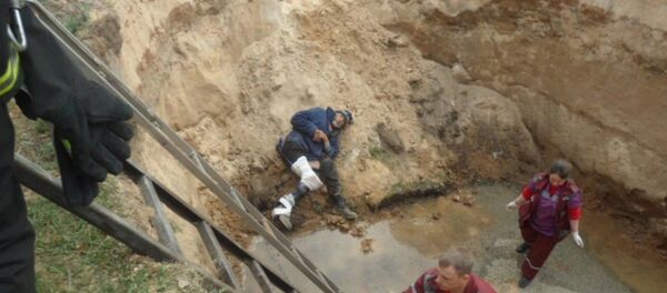 Мужчина провалился в глубокую яму и провел там ночь Мужчина провалился в глубокую яму и провел там ночь - Sputnik Беларусь