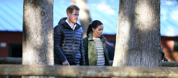 Супруги принц Гарри и Меган Маркл на прогулке - Sputnik Беларусь