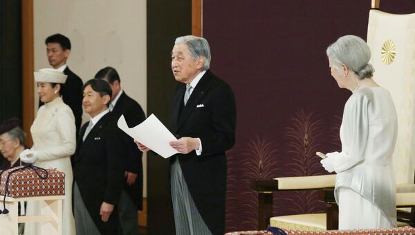 Император Японии Акихито во время ритуала Taiirei-Seiden-no-gi на церемония отречения в Императорском дворце в Токио, Япония - Sputnik Беларусь