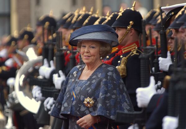 После Вильгельмины все нидерландские монархи уступали престол молодым наследникам. Королева Юлиана передала трон старшей дочери принцессе Беатрикс 30 апреля 1980 года, в этот день королеве Юлиане исполнился 71 год. - Sputnik Беларусь