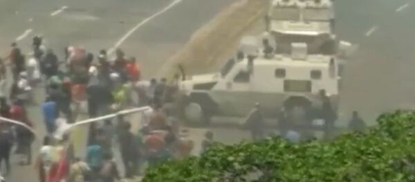 Броневик военных въехал в толпу демонстрантов в Каракасе - Sputnik Беларусь