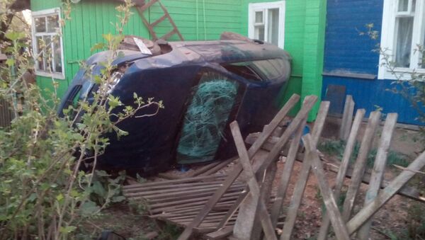 Пьяный житель Могилева на Мазде въехал в забор чужого двора - Sputnik Беларусь