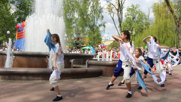 Торжественное открытие фонтанов в Гродно сопровождалось музыкой и танцами - Sputnik Беларусь
