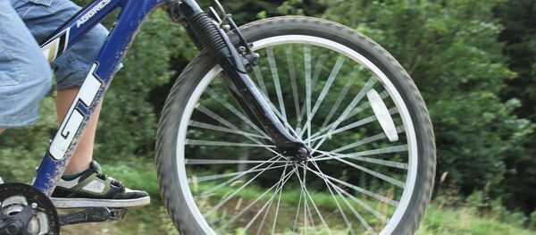 Ребенок на велосипеде, архивное фото - Sputnik Беларусь