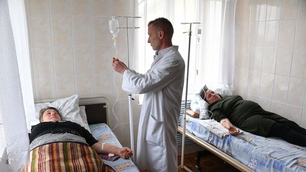 В амбулатории сегодня две пациентки под капельницами - Sputnik Беларусь