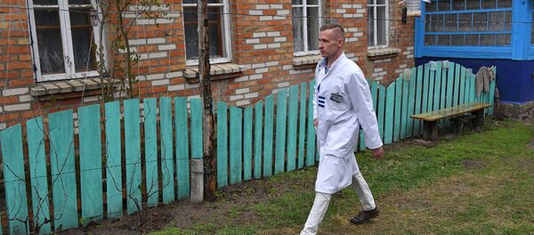 Сельский врач идет на вызов, архивное фото Сельский врач идет на вызов, архивное фото - Sputnik Беларусь