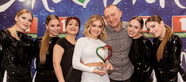 Певица ЗЕНА с отцом и продюсером Александром Куприяновичем и артистками балета - Sputnik Беларусь