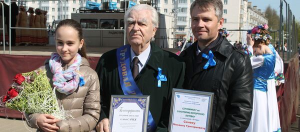 Михаил Сачек с внуком и правнучкой на вручении благодарности трудовой династии - Sputnik Беларусь