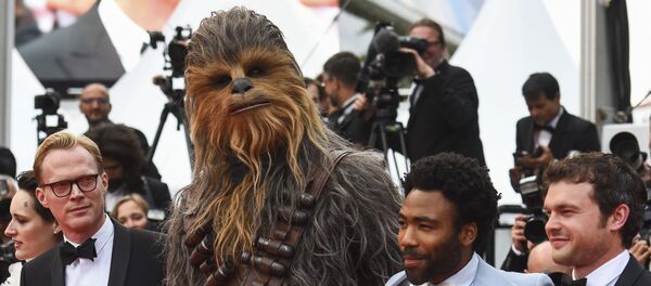 Актеры Олден Эренрайк, Дональд Гловер, персонаж фильма Чубакка и актер Пол Беттани (справа налево) на красной дорожке европейской премьеры фильма Хан Соло. Звёздные войны: Истории - Sputnik Беларусь
