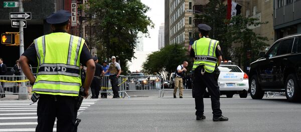 Сотрудники полиции на улицах города - Sputnik Беларусь