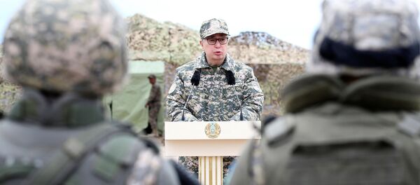 Действуюший президент Казахстана Касым-Жомарт Токаев  обращается к военнослужащим в ходе учений на полигоне Коктал - Sputnik Беларусь