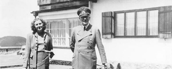Адольф Гитлер и Ева Браун, 1942 год Адольф Гитлер и Ева Браун, 1942 год - Sputnik Беларусь