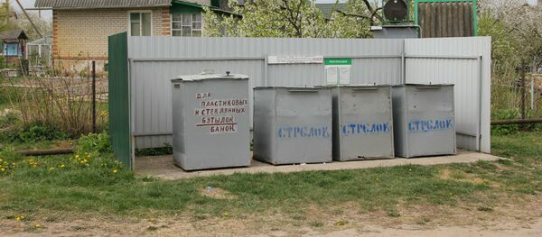 Чистая площадка, на которой есть отдельные контейнеры для разных видов мусора - ее можно назвать образцовой - Sputnik Беларусь