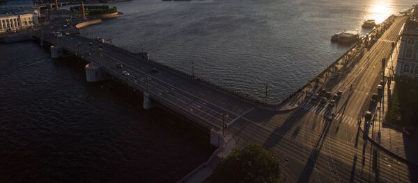 Дворцовый мост в Санкт-Петербурге Дворцовый мост в Санкт-Петербурге - Sputnik Беларусь