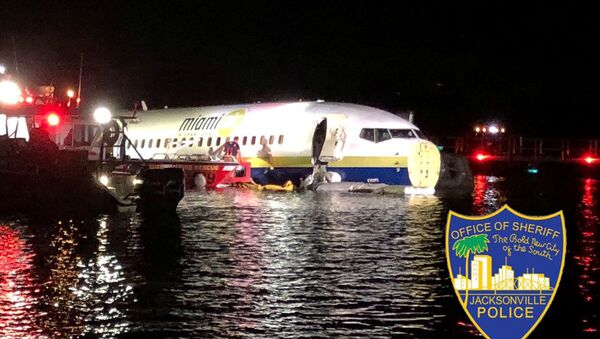 Коммерческий самолет Boeing 737, на борту которого было 136 человек, при посадке выкатился за пределы ВПП и упал в реку  - Sputnik Беларусь