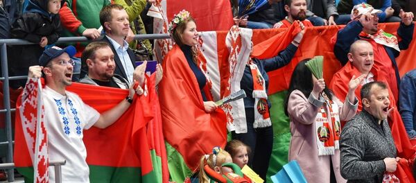 Белорусские болельщики на ЧМ по хоккею в дивизионе 1А в Нур-Султане Белорусские болельщики на ЧМ по хоккею в дивизионе 1А в Нур-Султане - Sputnik Беларусь