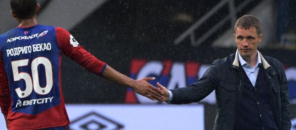 Главный тренер ПФК ЦСКА Виктор Ганчаренко (справа) и игрок ПФК ЦСКА Родриго Бекао  - Sputnik Беларусь