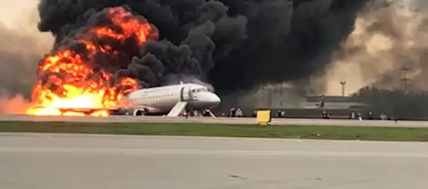 В Шереметьево загорелся пассажирский самолет. Съемка очевидца - Sputnik Беларусь