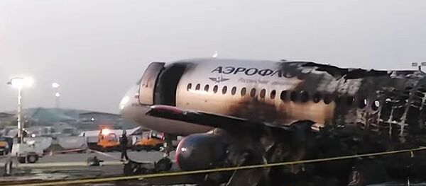 Обгоревший фюзеляж самолета компании Аэрофлот Sukhoi Superjet-100 на летном поле в аэропорту Шереметьево. Обгоревший фюзеляж самолета компании Аэрофлот Sukhoi Superjet-100 на летном поле в аэропорту Шереметьево. - Sputnik Беларусь