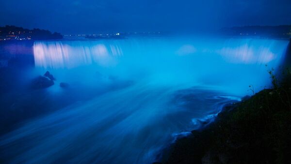 Ниагарский водопад засветился синим цветом в честь первенца принца Гарри - Sputnik Беларусь