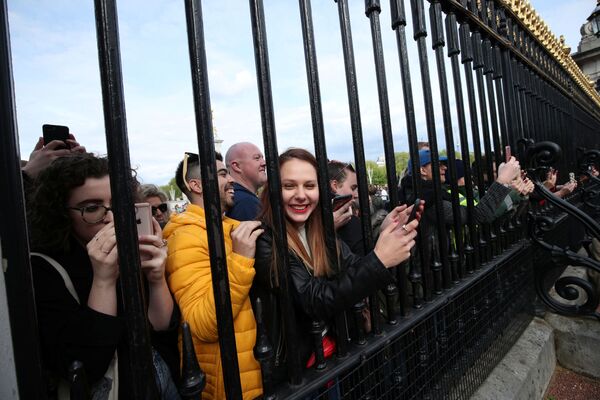 Фанаты британской королевской семьи собрались у ограды дворца в день рождения ребенка - Sputnik Беларусь