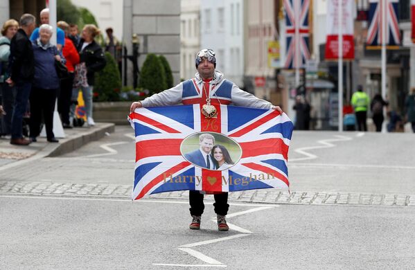 Один из поклонников герцогов Сассекских вышел на улицы с флагом Британии, где изображены молодые родители - Sputnik Беларусь