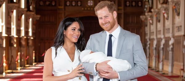 Принц Гарри и Меган Маркл с ребенком - Sputnik Беларусь