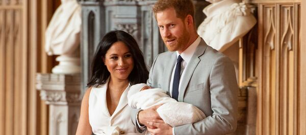 Молодой отец рассказал, что внешность сына меняется каждый день  - Sputnik Беларусь