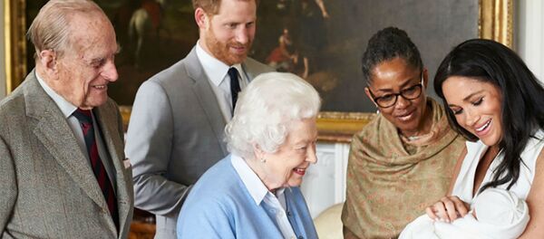 Королева и герцог Эдинбургский и новорожденный сын герцога и герцогини Сассекской в ​​Виндзорском замке. Рядом с Меган - ее мать Дория Рэгланд - Sputnik Беларусь