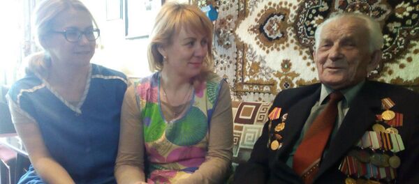 Владимир Иванович Лазаренко с соцработниками Владимир Иванович Лазаренко с соцработниками - Sputnik Беларусь